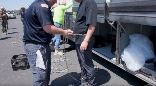 股票配资十大排名 美国公布数百名韩国人被捕现场画面，韩政府致电美方：要求公平迅速解决