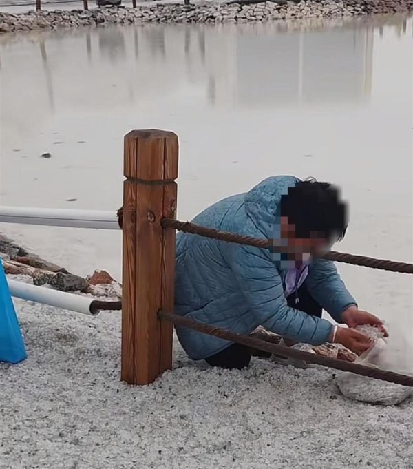 股票配资十大排名 游客成袋装走茶卡盐湖铺路的盐？景区回应：确有此事，不建议拿